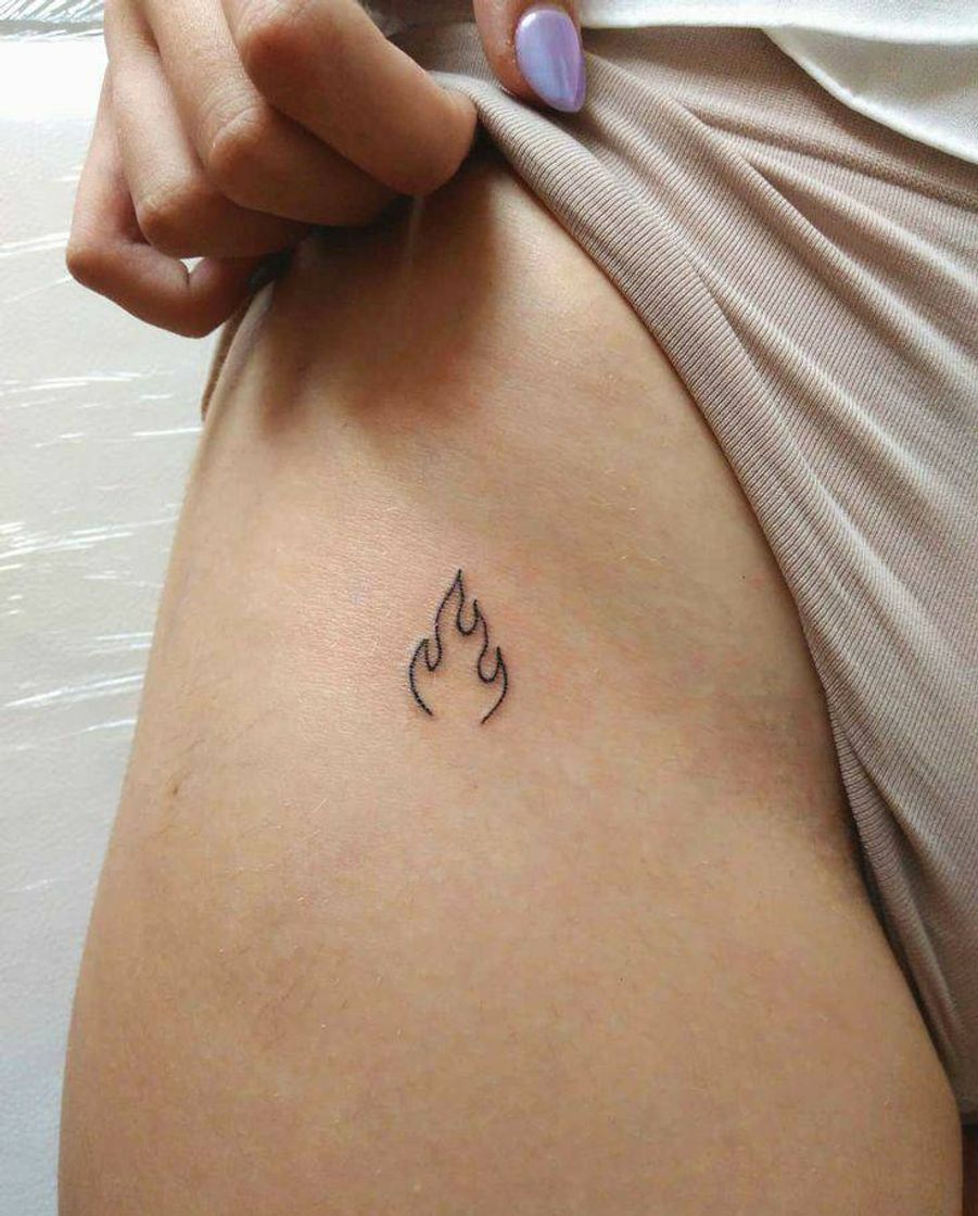 Fashion Tatuagem fogo minimalista