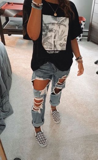 Calça jeans rasgada e tshirt oversize 