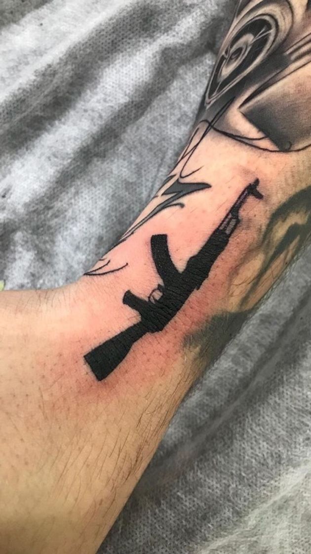 Fashion tatuagem de ak 47