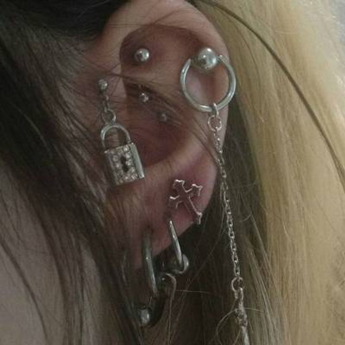 Moda orelha cheia de piercing 