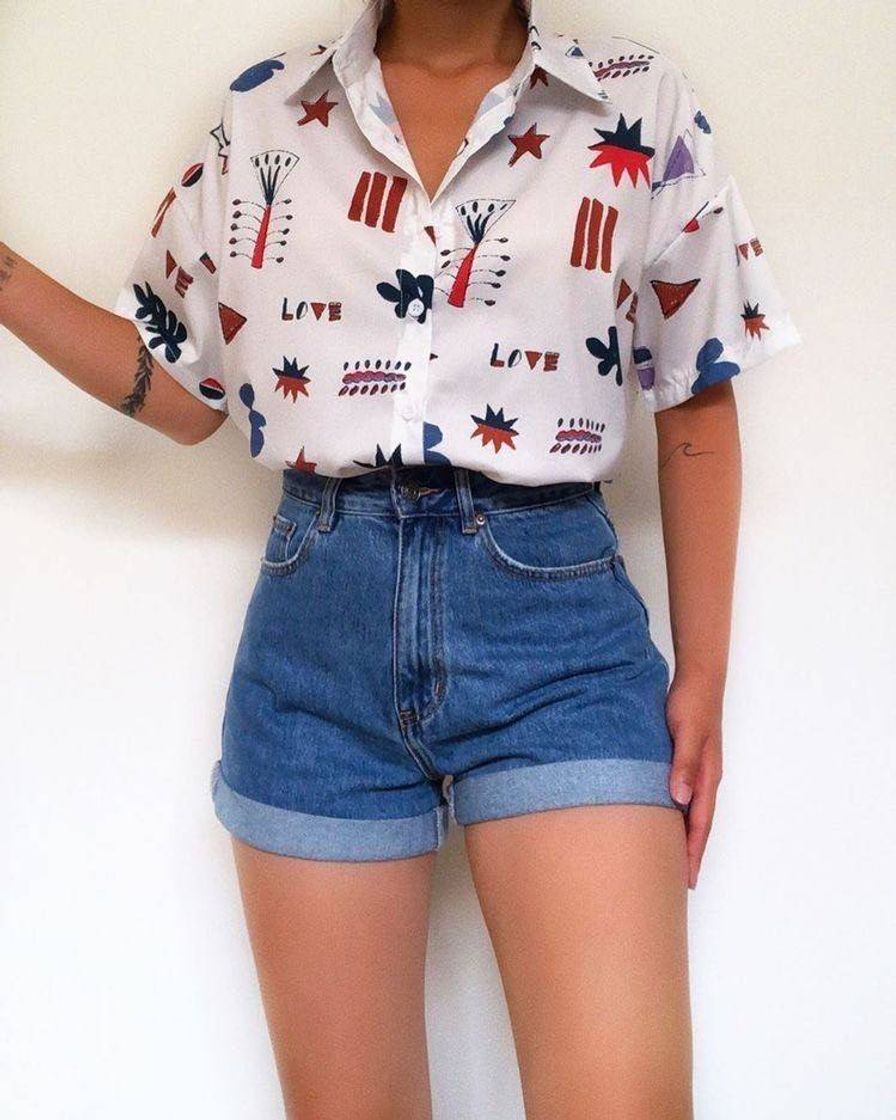 Fashion Gostou desse? Shorts jeans e blusa de manga daquele jeitinho