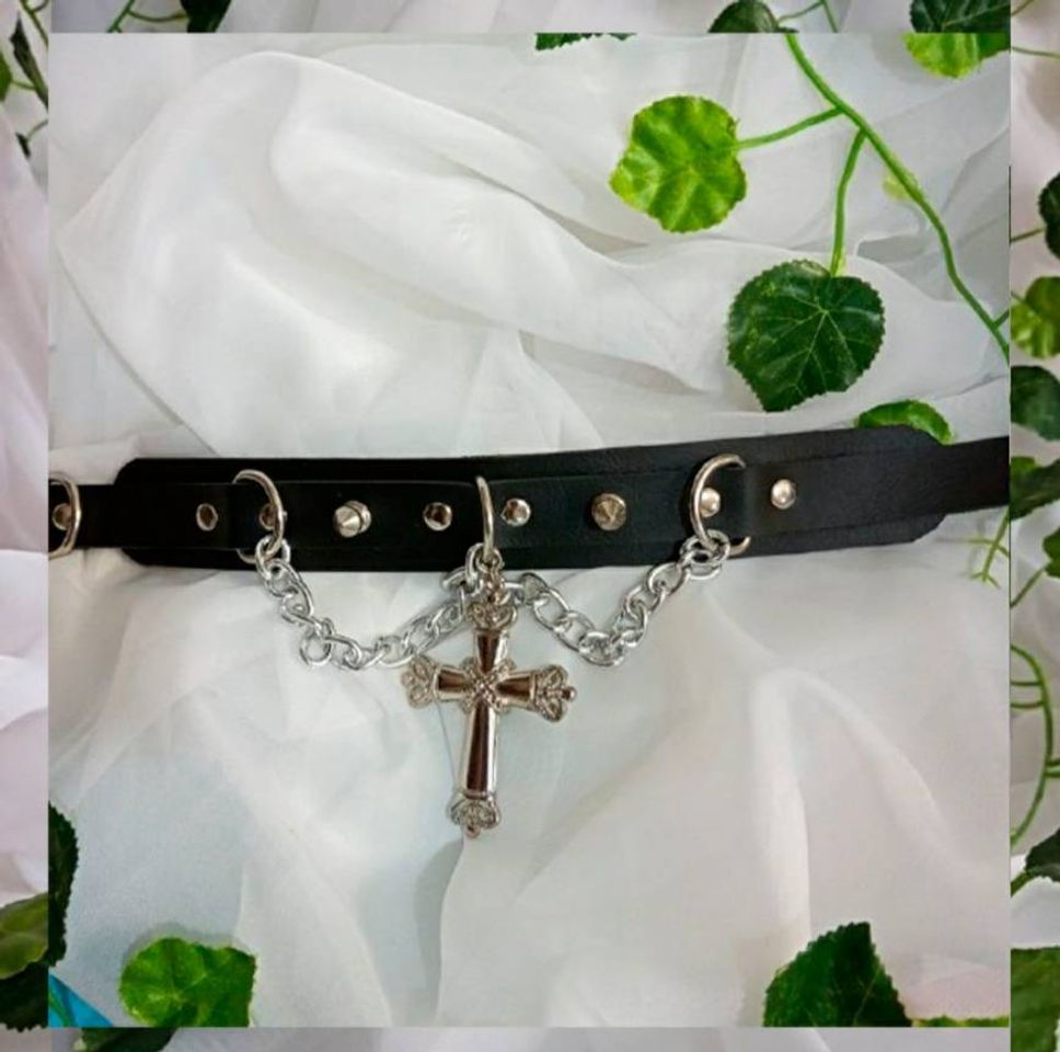 Moda Choker com correntes e cruz