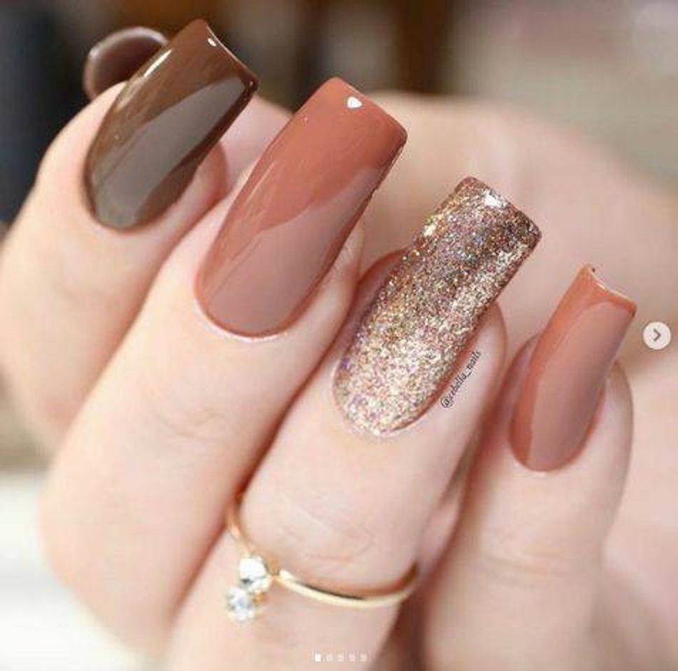 Social Unhas com Esmalte Marrom e Dourado
