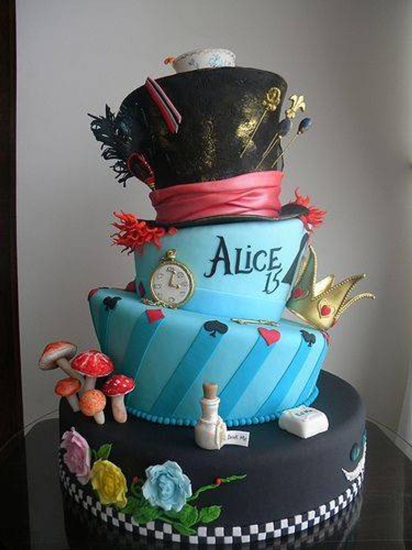 Moda Bolo Alice no País das Maravilhas✨🍰🌹