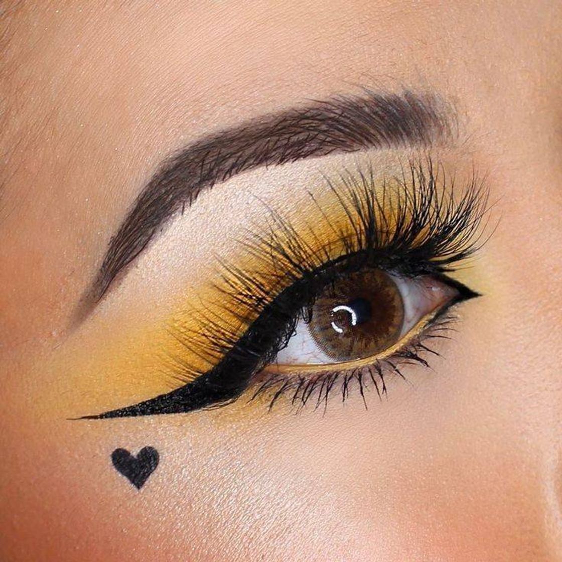 Moda Make delineado com amarelo✨💛