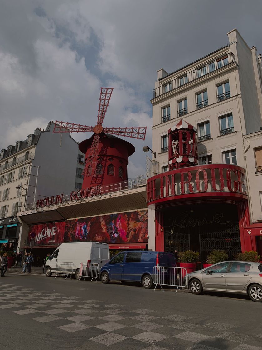 Place Moulin Rouge