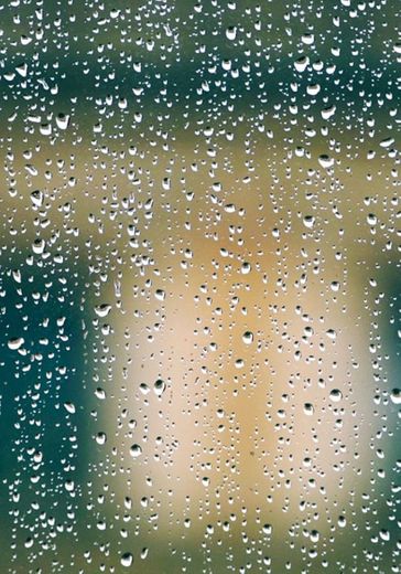 Gotas de chuva na janela em dias chuvosos no inverno 