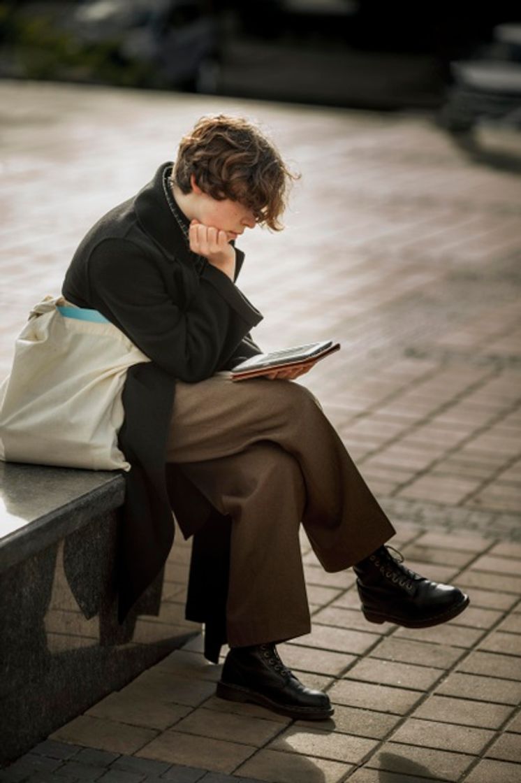 Moda Pessoa não binária lateralmente 