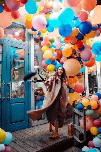 Mulher com balões coloridos