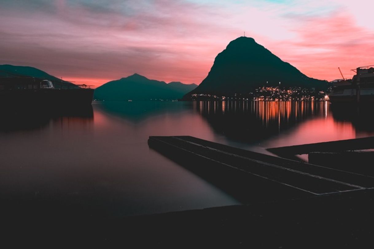 Moda Reflexo das luzes e da montanha em um lago capturado em parco