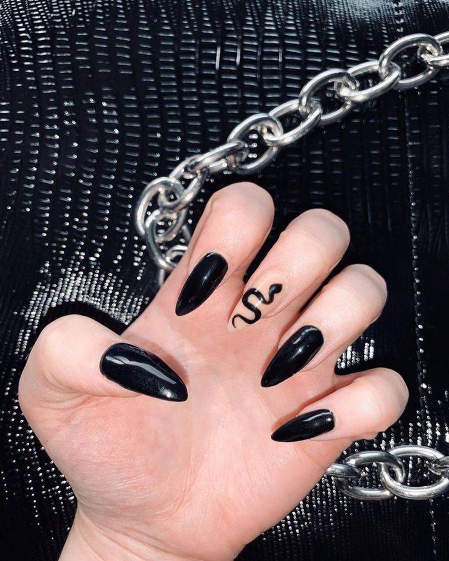 Unhas pretas com cobra