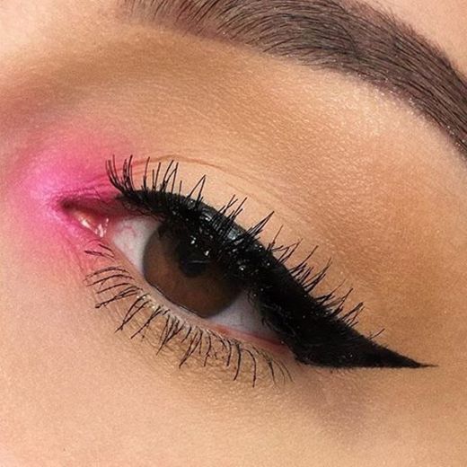 Make neon rosa com delineador.