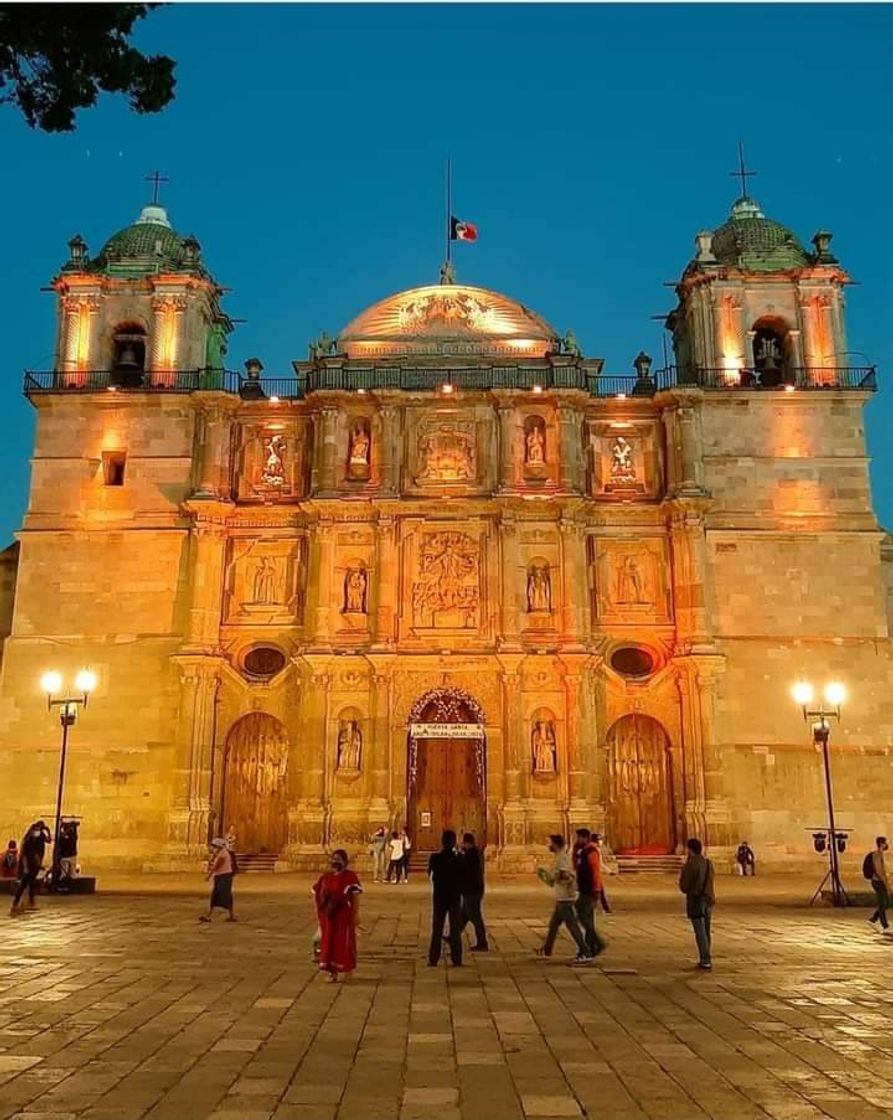 Place Te recomiendo visites la hermosa Ciudad Oaxaca de Juárez.