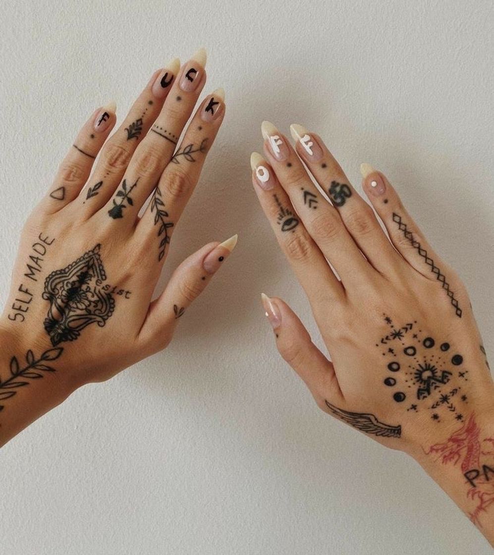 Fashion Mão tatuada 