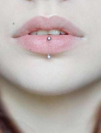 Vertical labret