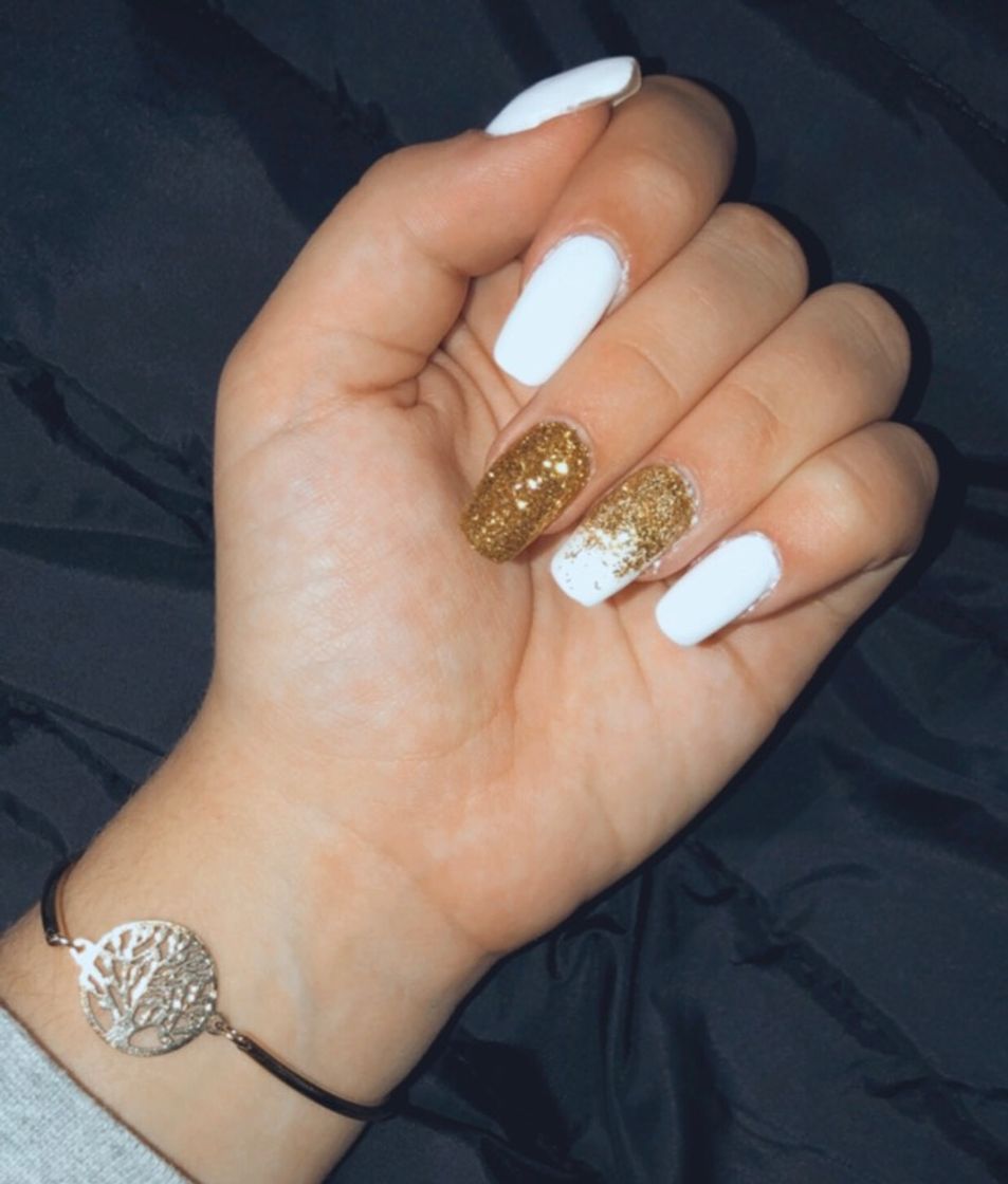 Unhas brancas e dourado 