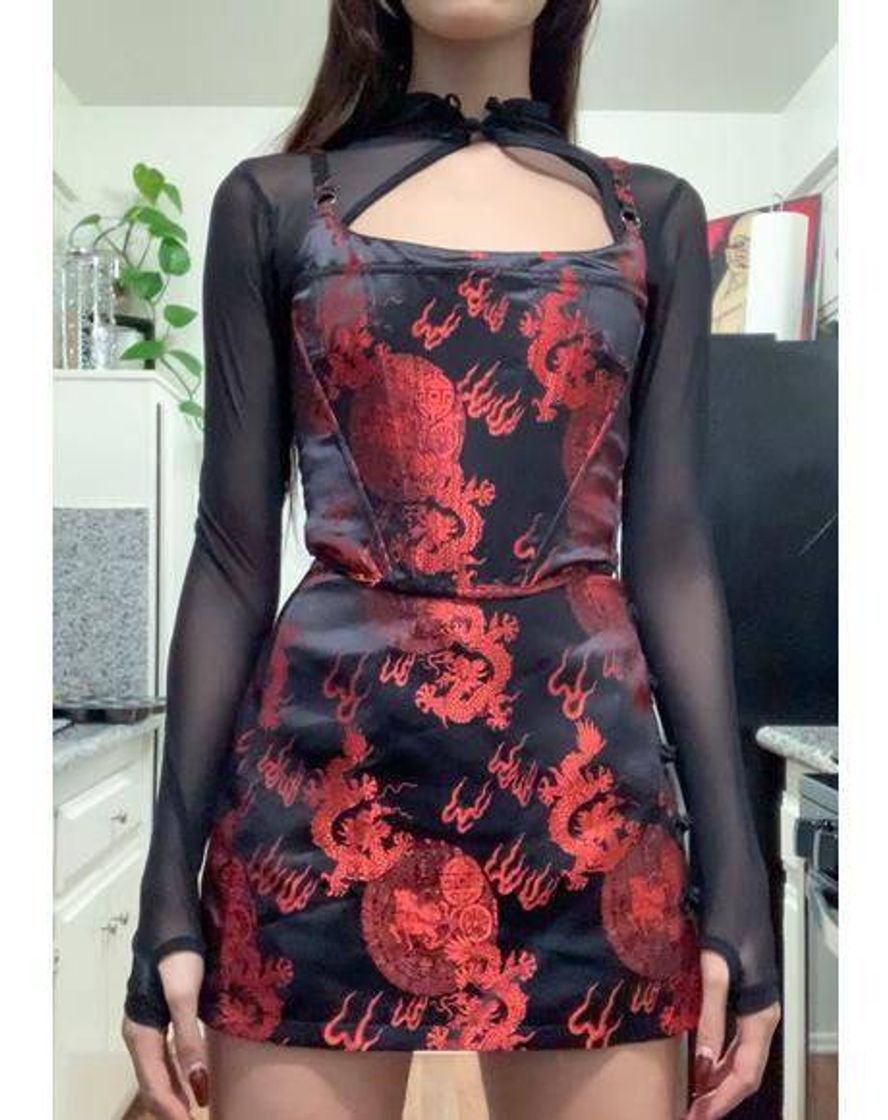 Fashion Vestido preto com detalhes de dragões