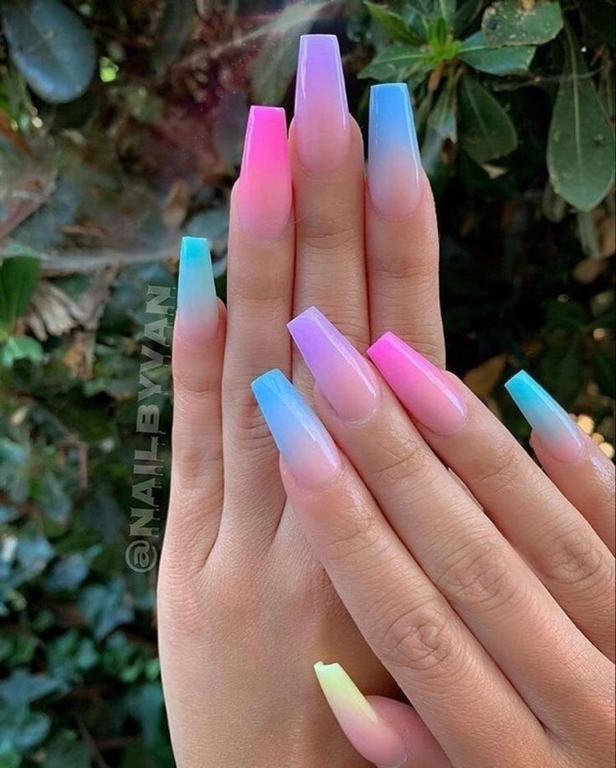 Moda unha de gel colorida😍