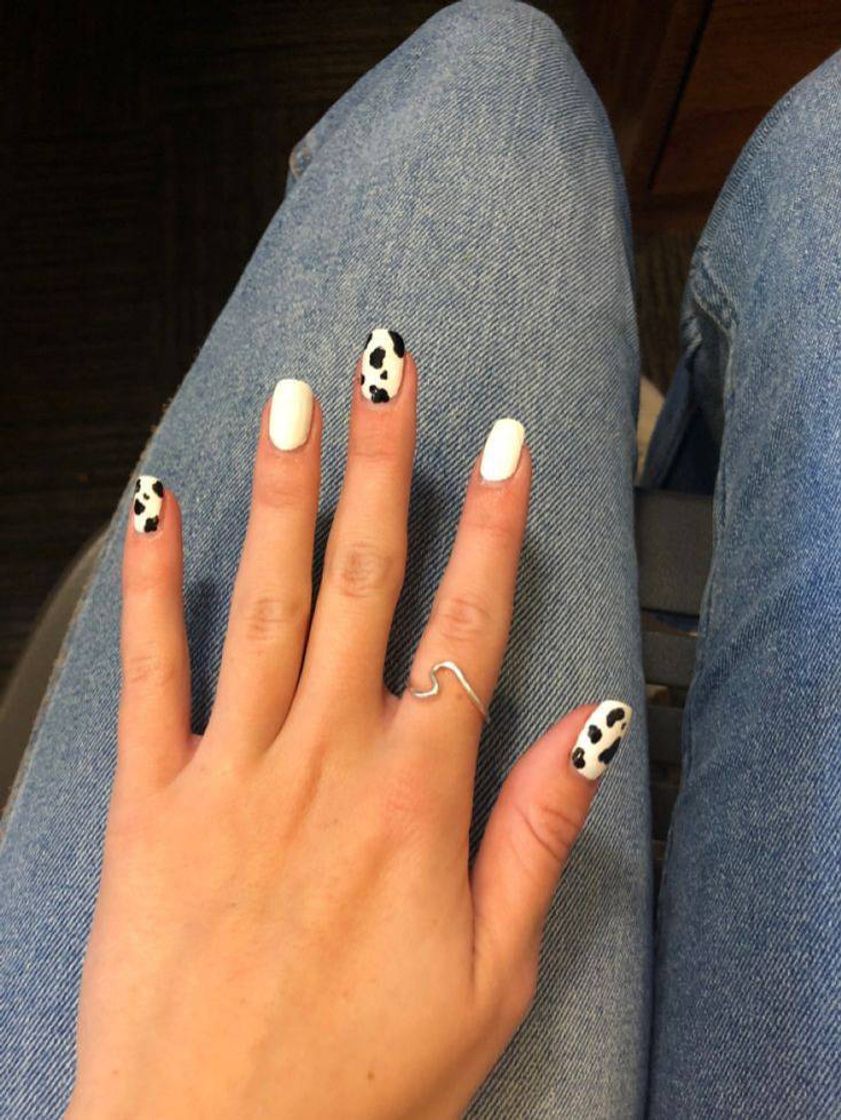 Moda alternating cow print on nails💅🐄