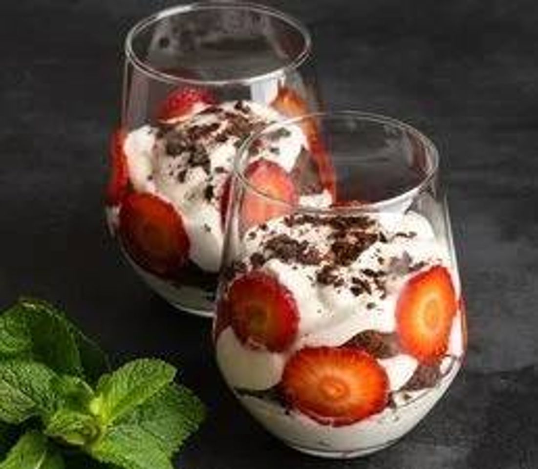 Social Receita de Pavê de morango com chocolate.