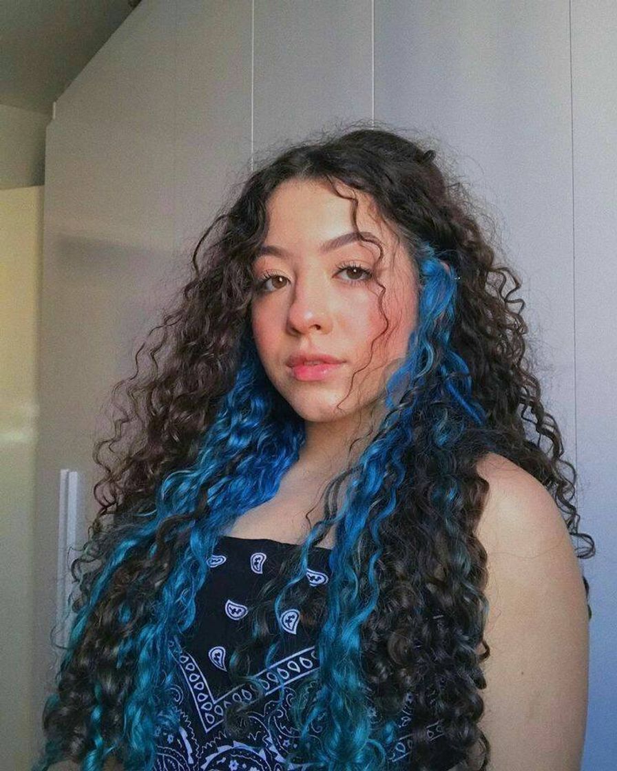 Moda Cabelo cacheado preto com mecha colorida azul💙