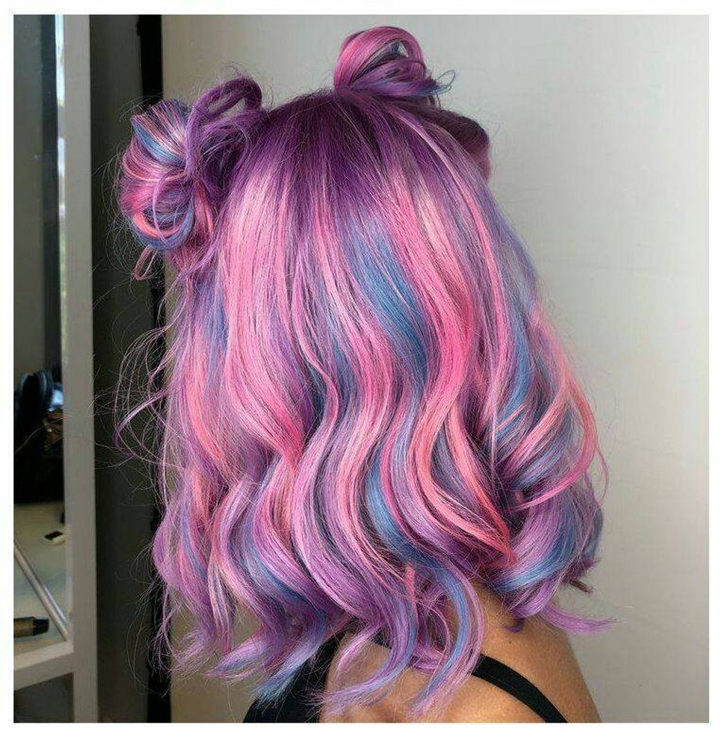 Moda Mechas rosa, roxa e azul.