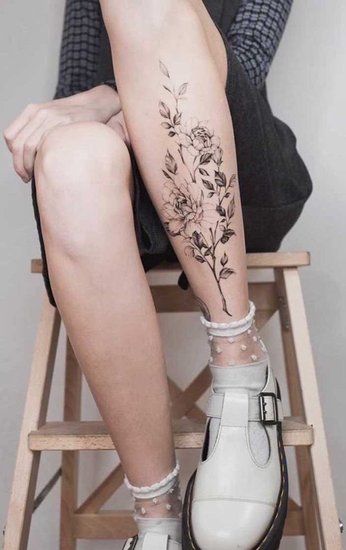 Fashion Tatuagem na perna flores