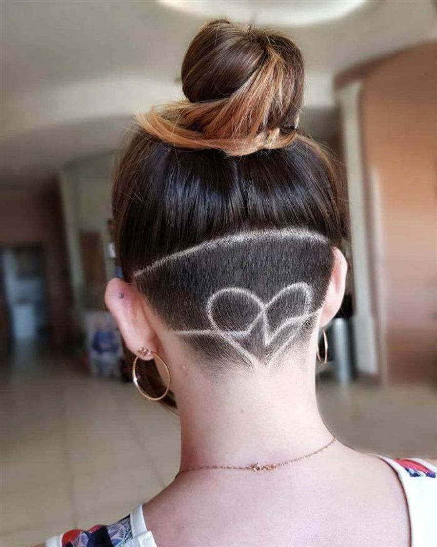 Fashion Undercut com desenho de coração 