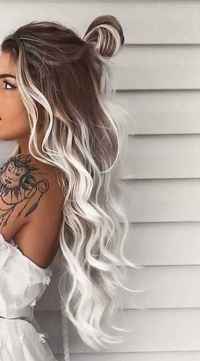 Moda Cabelo com mechas platinadas