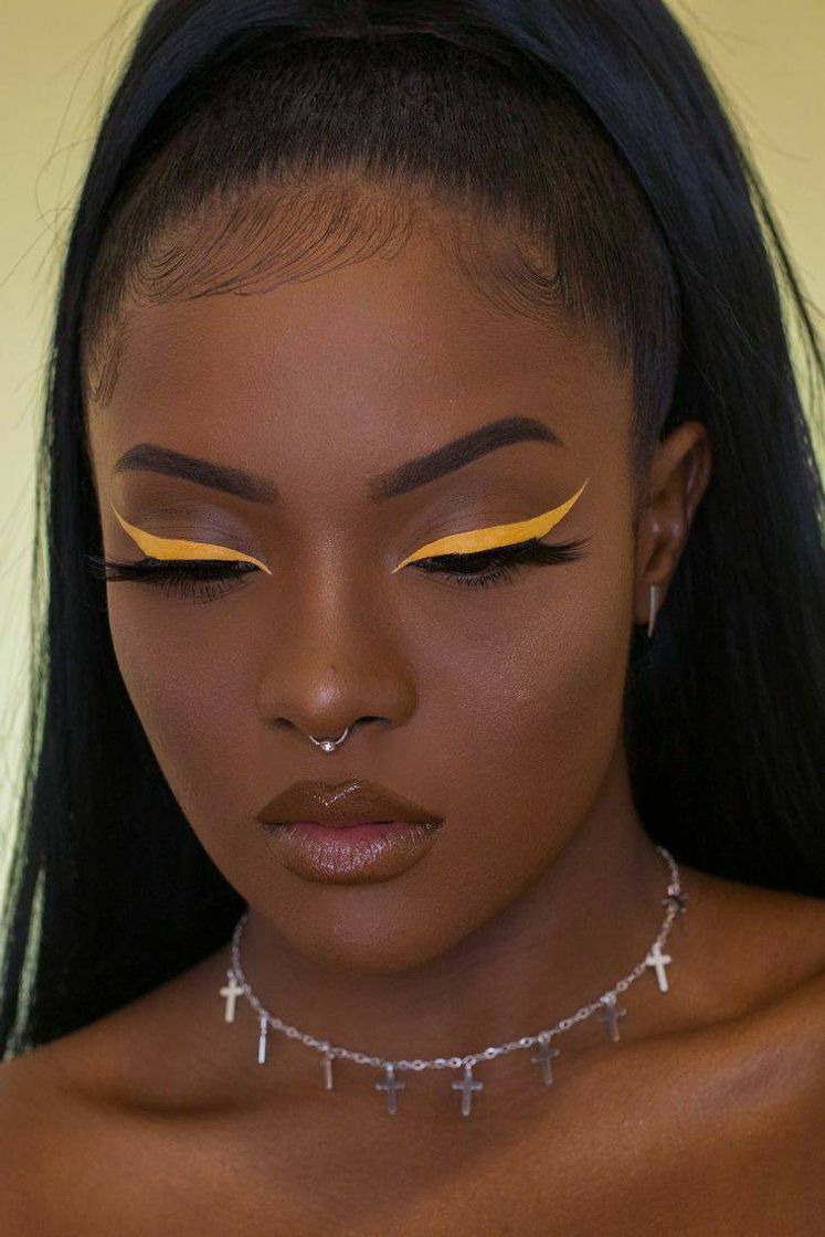 Fashion Delineado amarelo em pele negra 