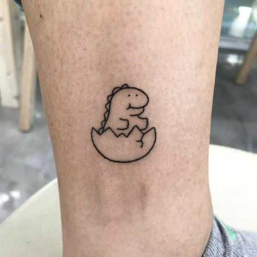 Tattoo delicada dinossauro bebê