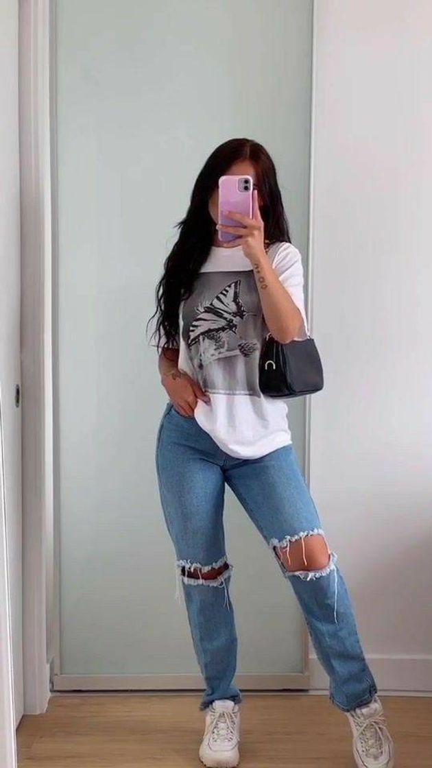 Moda Look básico com jeans rasgado 