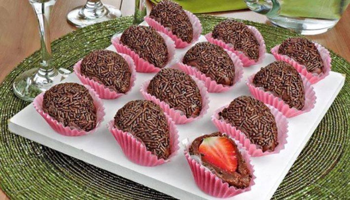 Fashion COXINHA DE BRIGADEIRO COM MORANGO 🍓