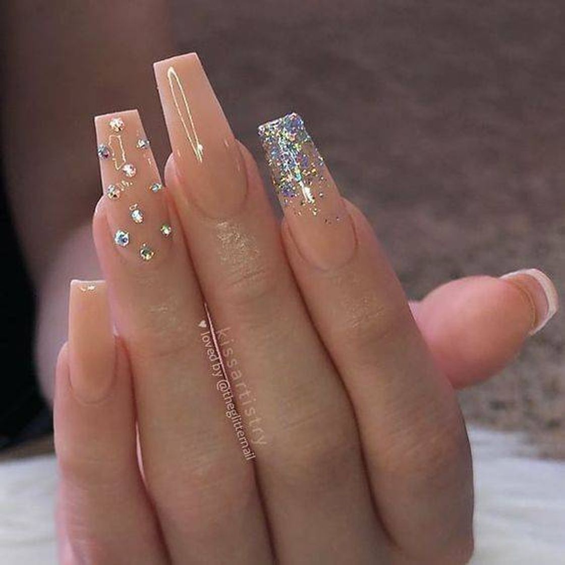 Moda UNHAS DECORADAS