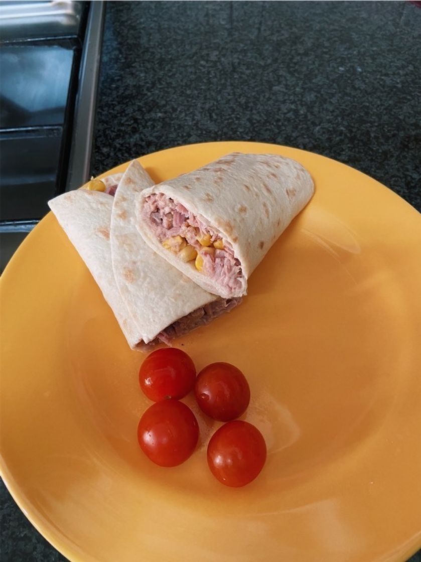 Moda • wrap com atum, milho e tomate cereja •