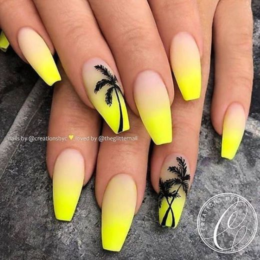 Unha amarelo neon com coqueiros 