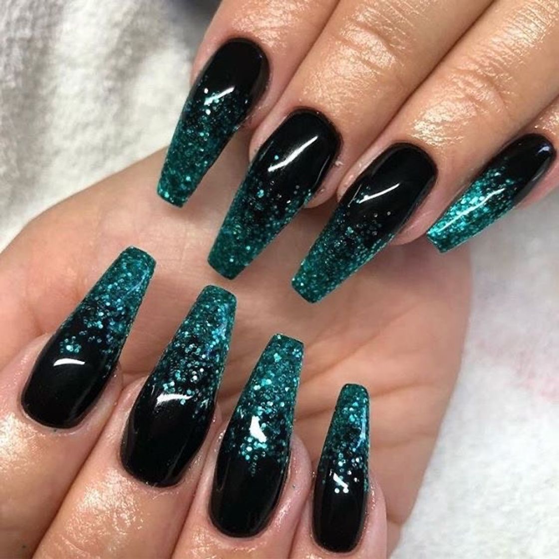 Moda Black and green nails 💚🖤