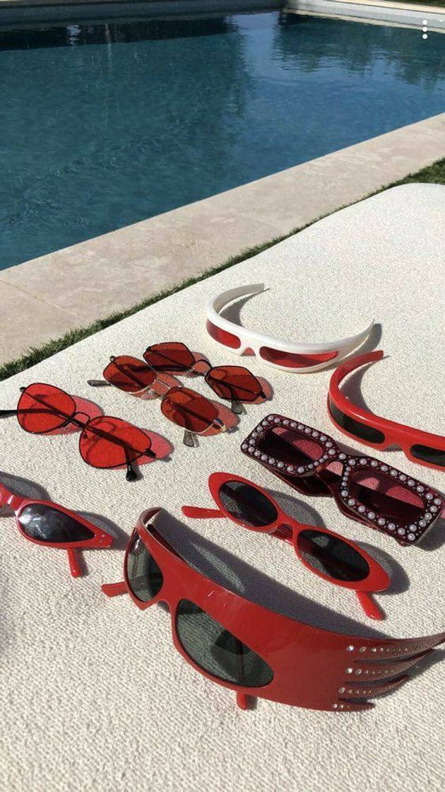 Óculos para combinar com roupas vermelhas ou neutras