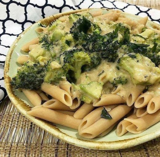 Macarrão com molho branco e brócolis 