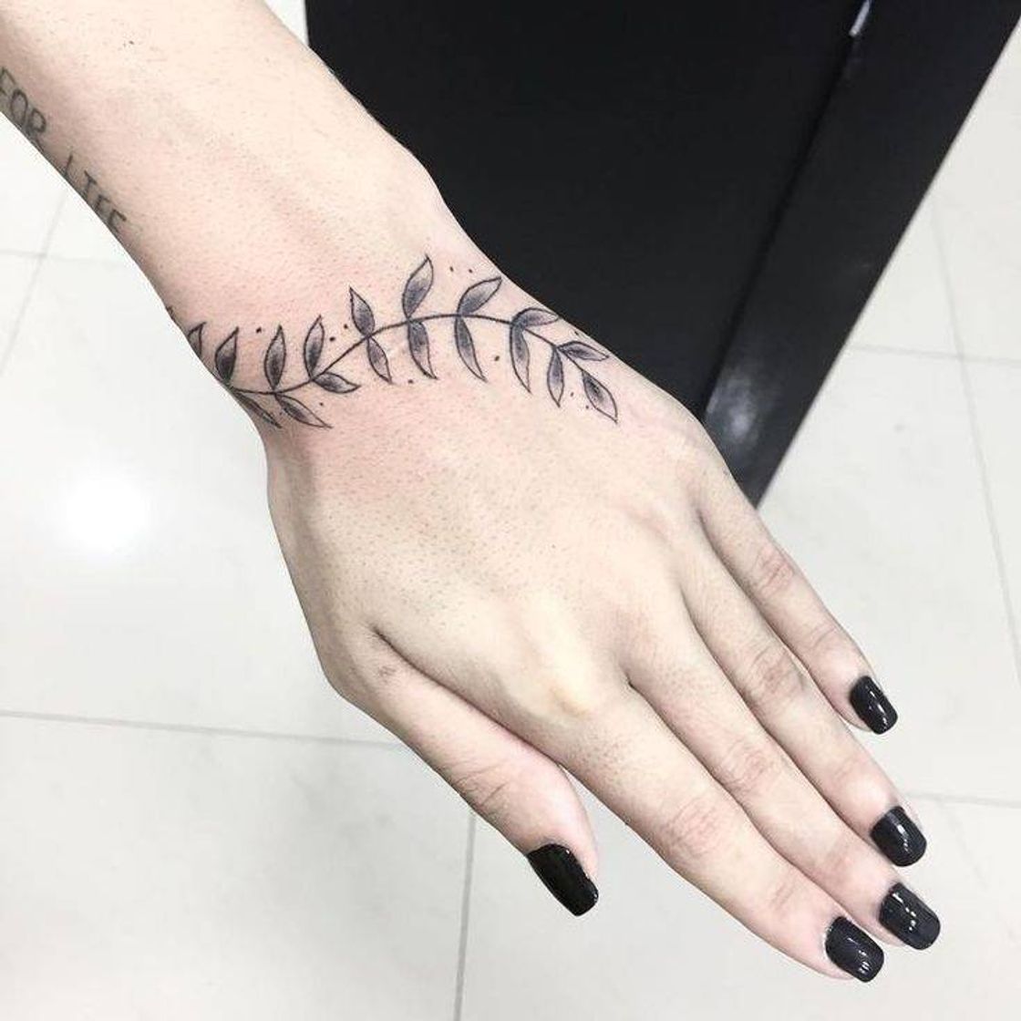 Fashion Tatuagem na mão folhas 