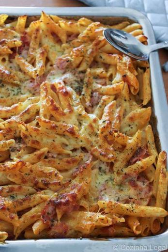 MACARRÃO DE FORNO CREMOSO COM PRESUNTO E QUEIJO

