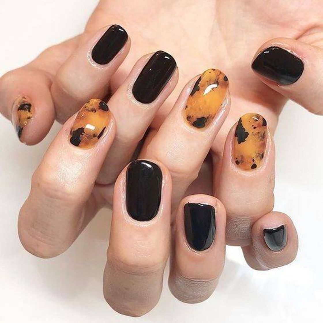 Moda Beautiful short nails for Halloween