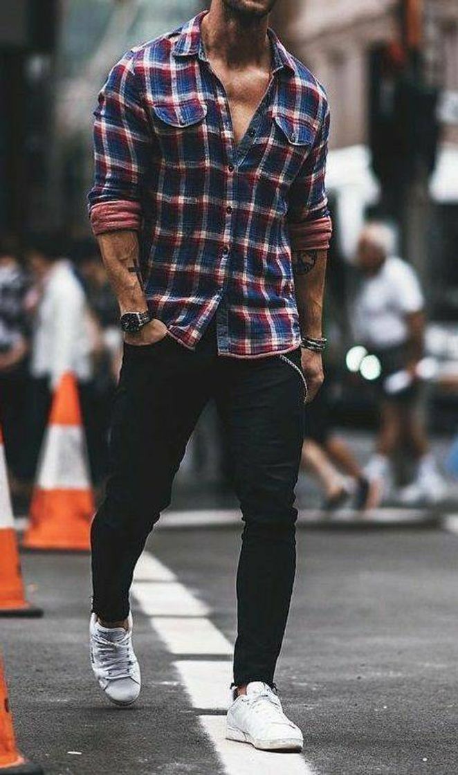 Moda Look masculino com camisa xadrez ,calça preta e tênis branco