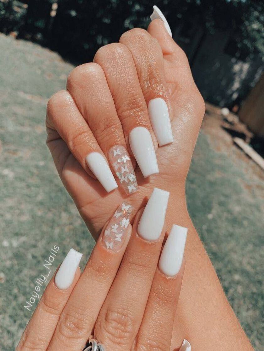 Moda White nails