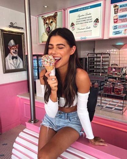 Foto tomando sorvete 