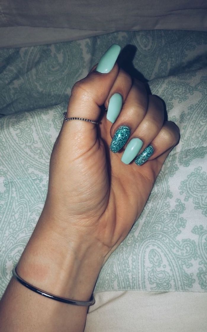 Moda Essa esmaltação com esse verdinho com brilho é perfeito💚✨