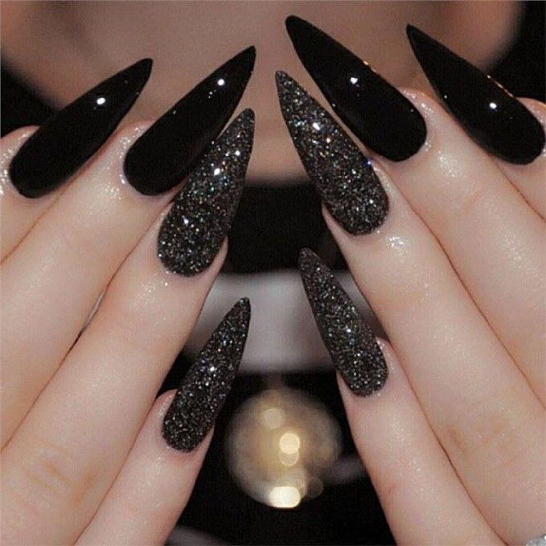 Moda Unhas pontudas pretas 