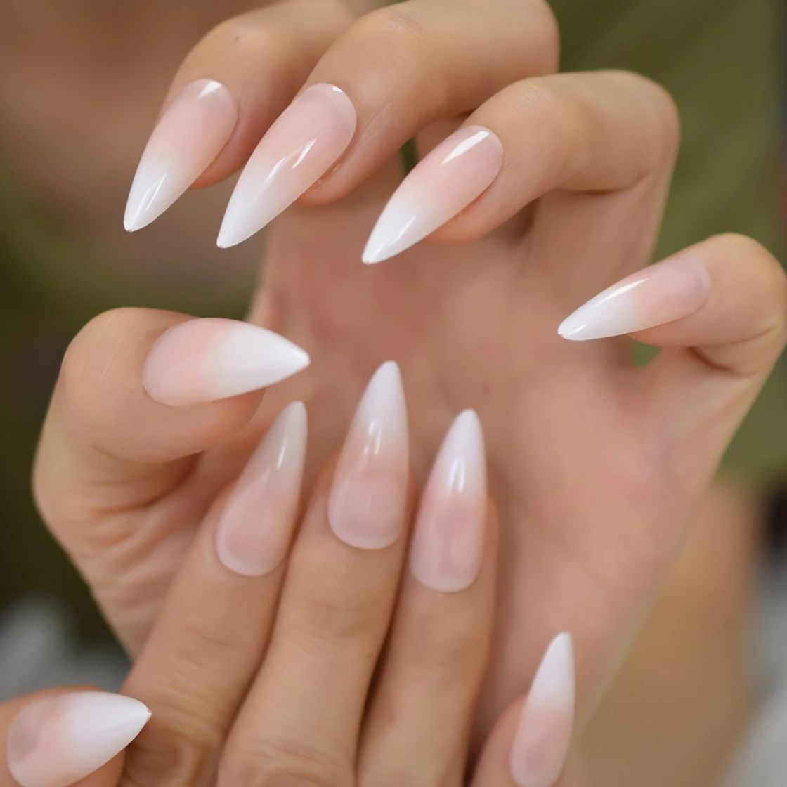 Fashion Unhas pontas brancas e nude