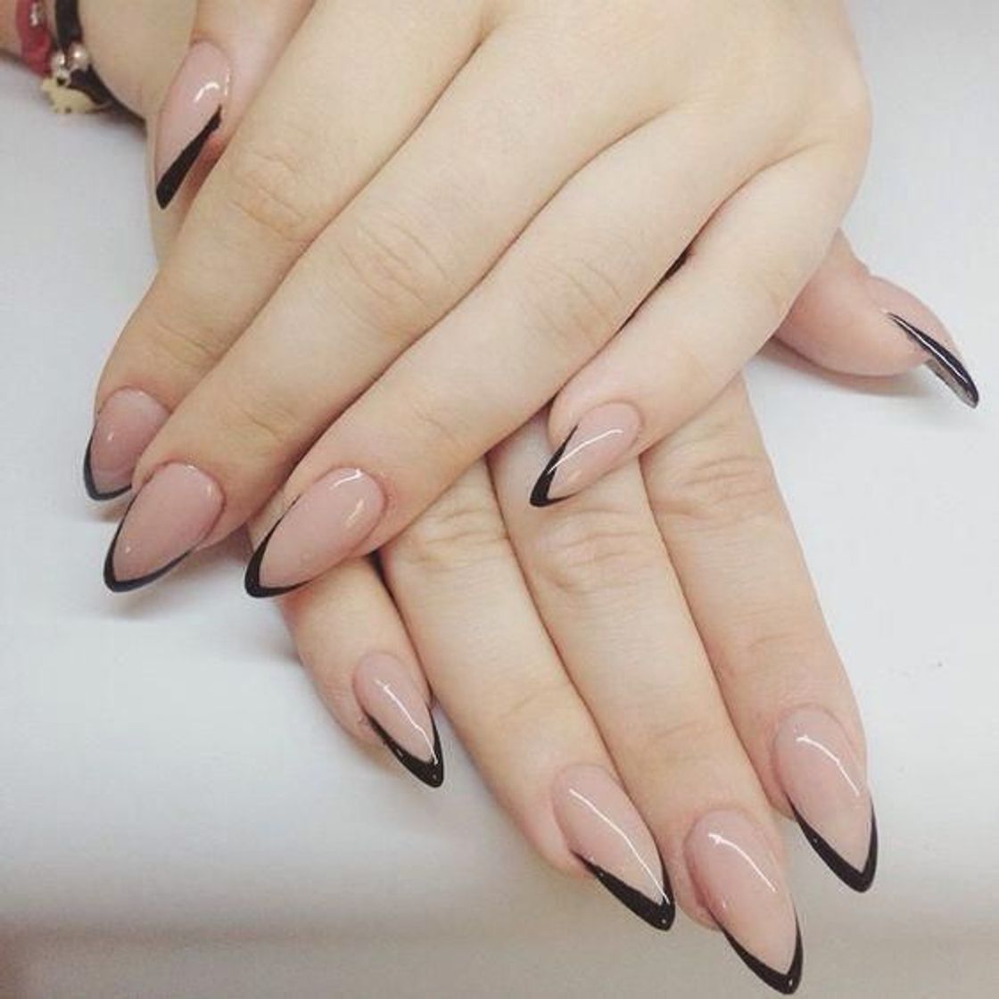 Moda Unhas nude com facesinha preta 