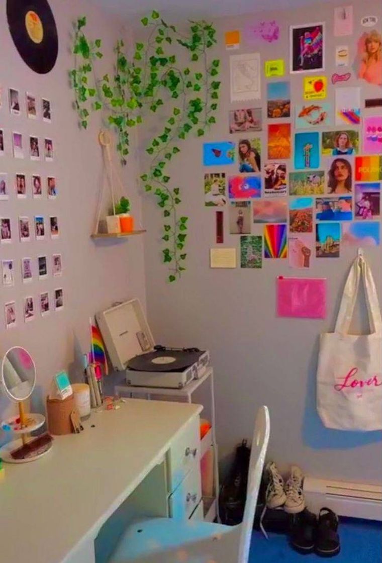 Social Um quarto indie com penteadeira e algumas fotos.